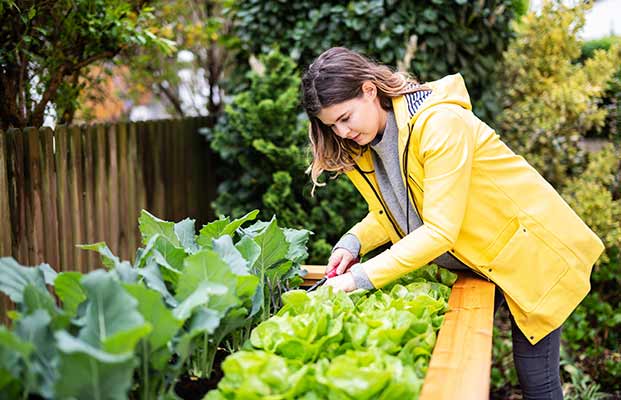 Una donna in giardino