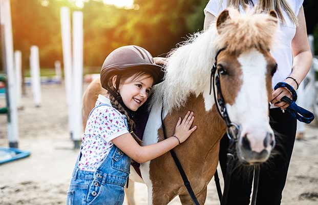 Una ragazza e un pony