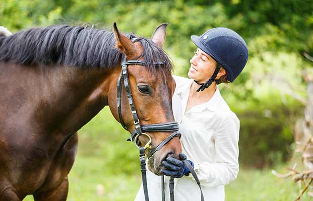 Un cavallo e una donna