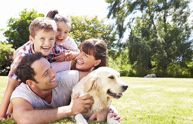 Una famiglia con un cane