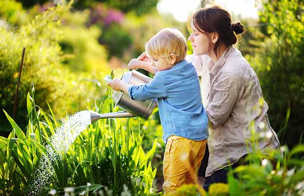 Madre e figlio curano il giardino