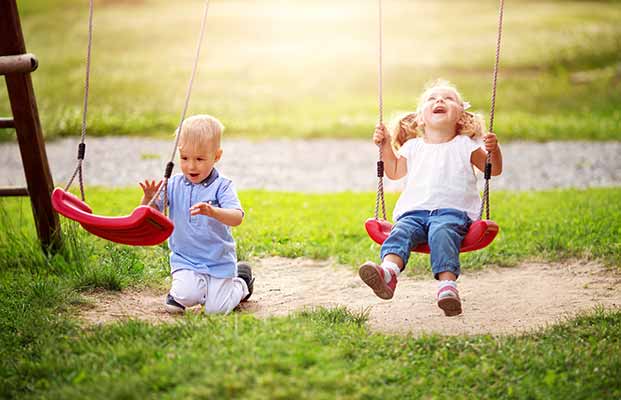 Bambino e bambina che giocano