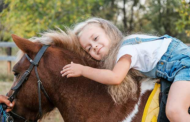 Una bambina a cavallo