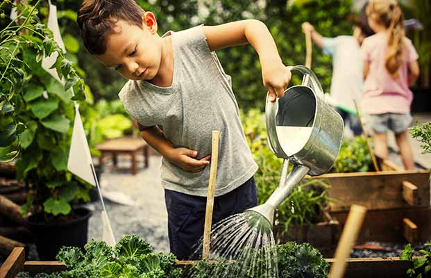 Bambini al lavoro in giardino