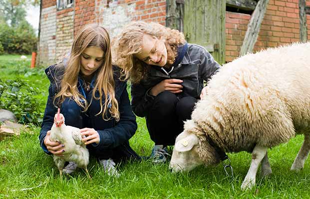 Due ragazze si godono la loro vacanza in agriturismo