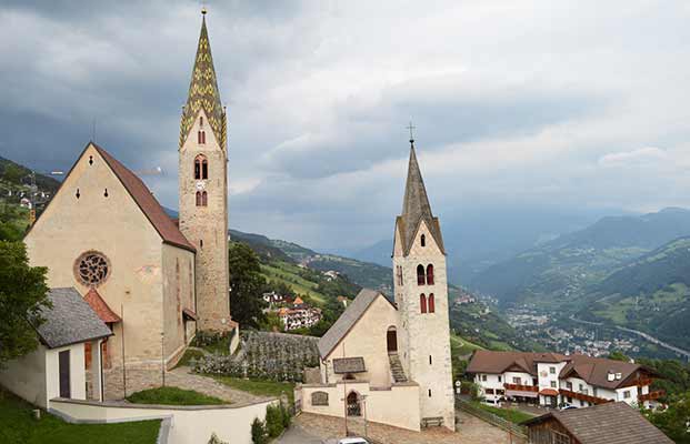 Villandro con la sua chiesa