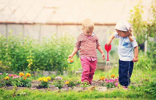 Bambini al lavoro in giardino