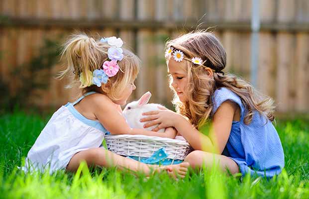 Bambini che giocano con un coniglio