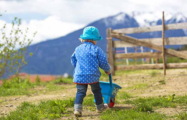 Il bambino aiuta nella fattoria