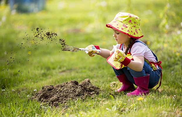 La bambina fa giardinaggio