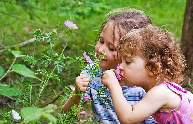 Due ragazze esplorano la natura