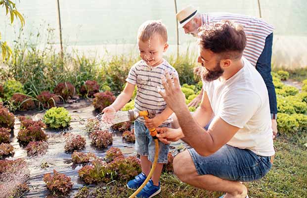 Padre e figlio sperimentano con l'acqua