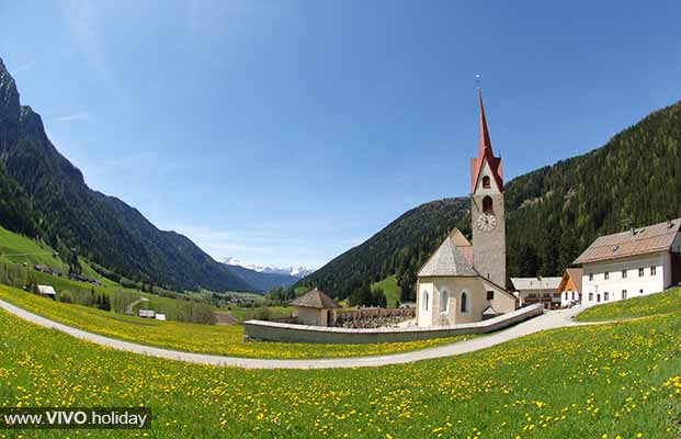 Vista della chiesa di Casies