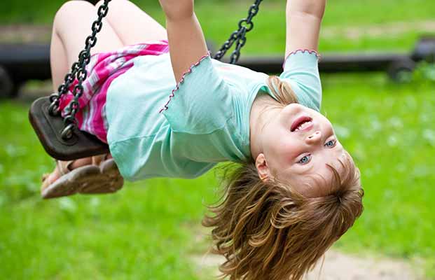 Il bambino si diverte nel parco giochi