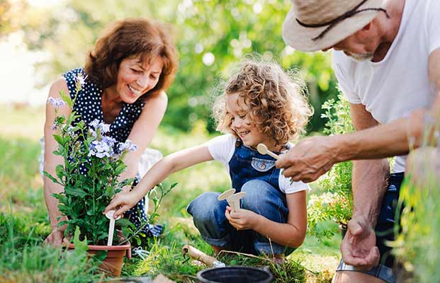 La famiglia fa giardinaggio