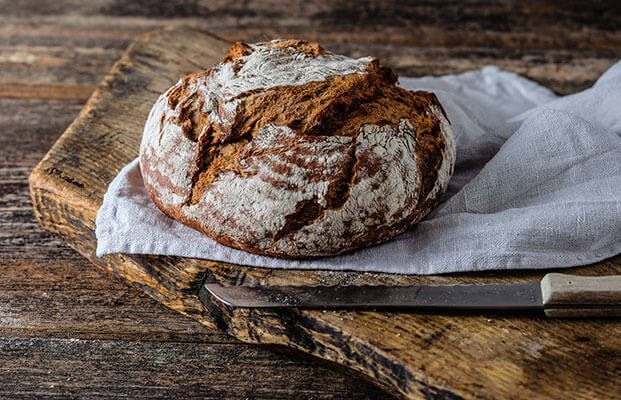 Pane su una tavola di legno