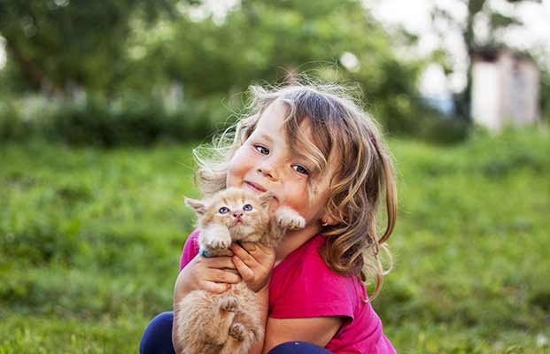 Ragazza che tiene in braccio un gatto