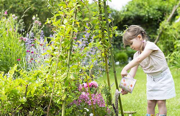 La bambina fa giardinaggio
