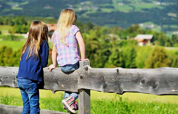 Due bambini si godono il panorama