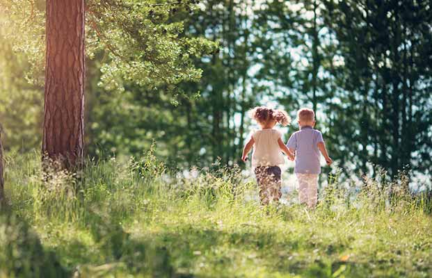 Bambini in giro per la foresta