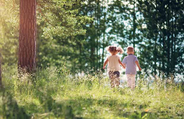 Bambini in giro per la foresta