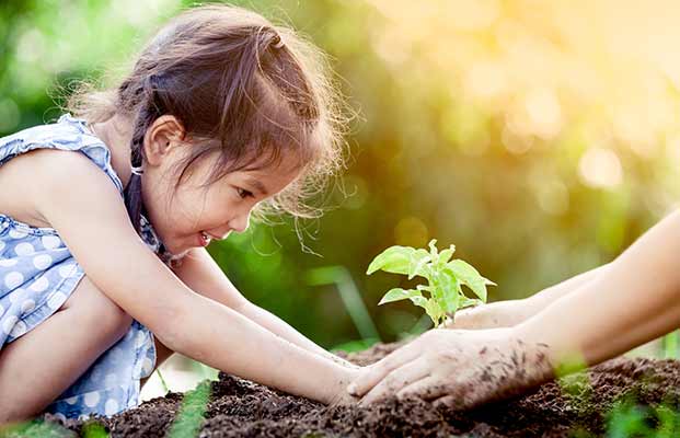 Il bambino aiuta nel giardinaggio