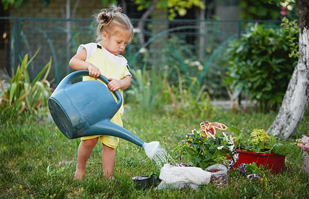 Ragazza che innaffia i fiori