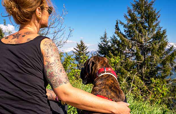 Donna con cane in montagna
