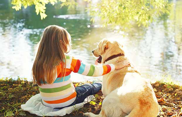 Ragazza con cane al lago