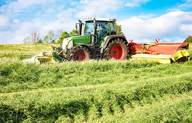 Guidare il trattore & lavorare nei campi